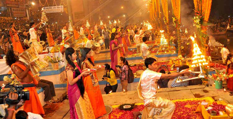 Ganga_Aarti_at_Varanasi_gha.jpg