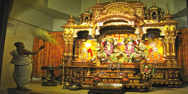 Gaura_Nitai_shrine_at_ISKCON_temple,_DelhiLarge.jpg
